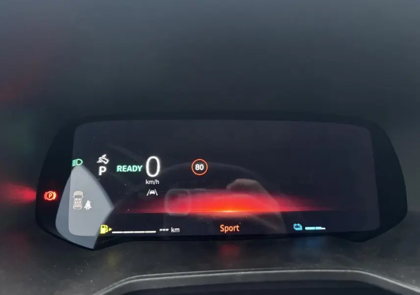 Affichage numérique du tableau de bord de la Renault Clio V hybride en mode Sport, indiquant 0 km/h et limite à 80 km/h.