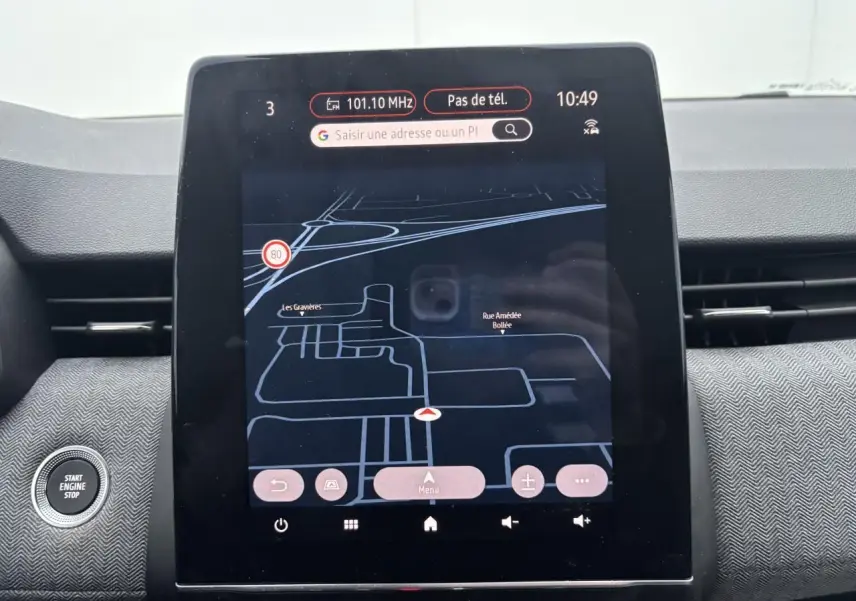 Écran tactile central du système multimédia Easy Link de la Renault Clio V, affichant la navigation GPS.