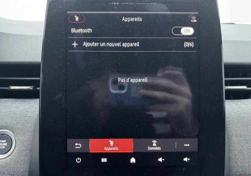 Écran tactile central de la Renault Clio 2025 affichant le menu Bluetooth, avec bouton start/stop visible à gauche.