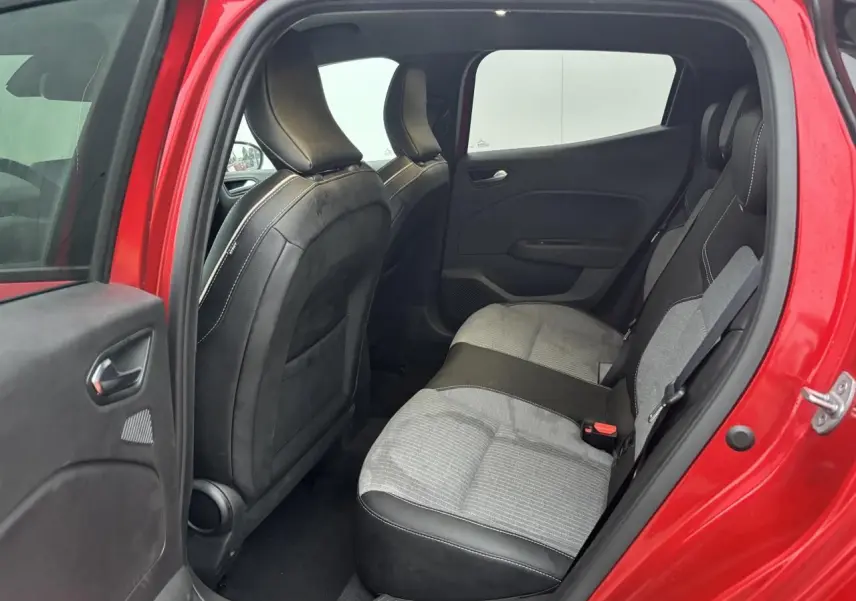 Vue intérieure côté gauche de la banquette arrière grise et noire d'une Renault Clio Rouge Flamme 2025 avec porte ouverte.