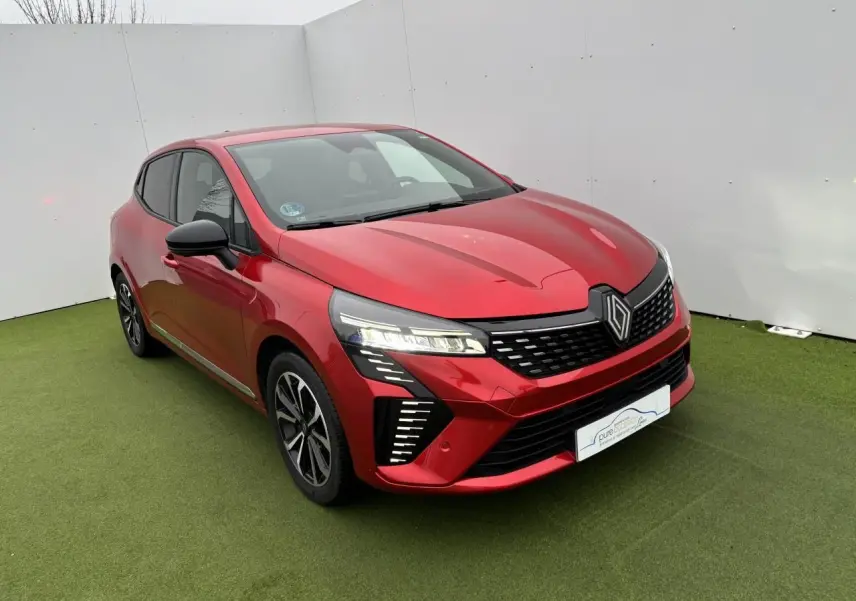 Renault Clio V hybride rouge flamme métal vue 3/4 avant droit avec phares LED et jantes alliage 16 pouces.