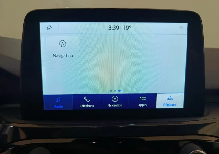 Écran tactile central affichant le menu navigation et réglages dans un Ford Kuga bleu 2024, vue intérieure frontale.
