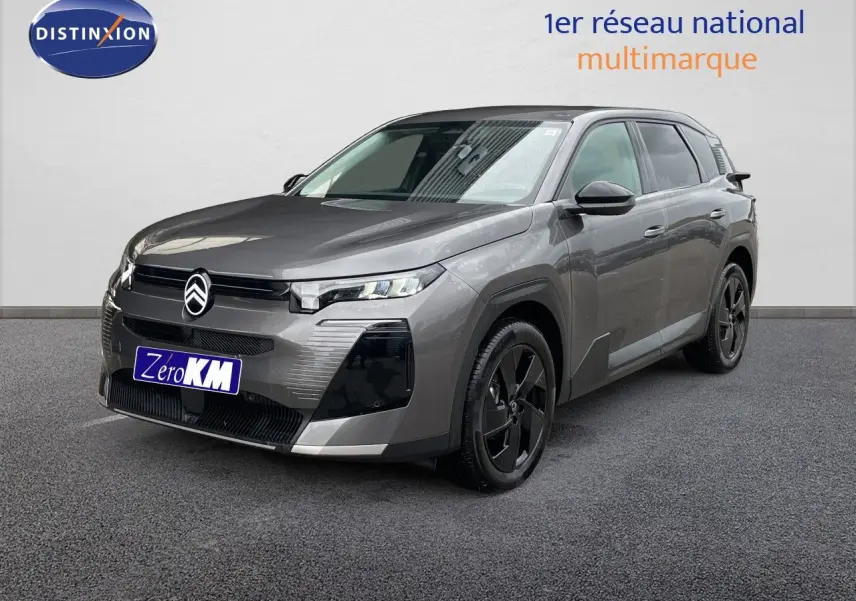 Citroën C5 Aircross Hybrid gris platinium métal en 3/4 avant droit, avec jantes noires et calandre moderne.