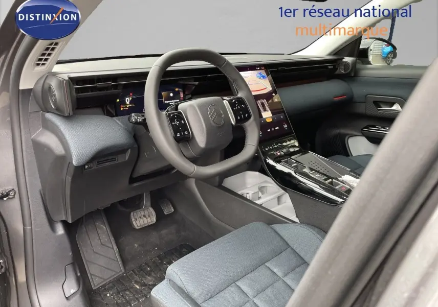 Vue intérieure côté conducteur du Citroën C5 Aircross Hybrid 2026, montrant le volant, tableau de bord numérique et console centrale moderne.