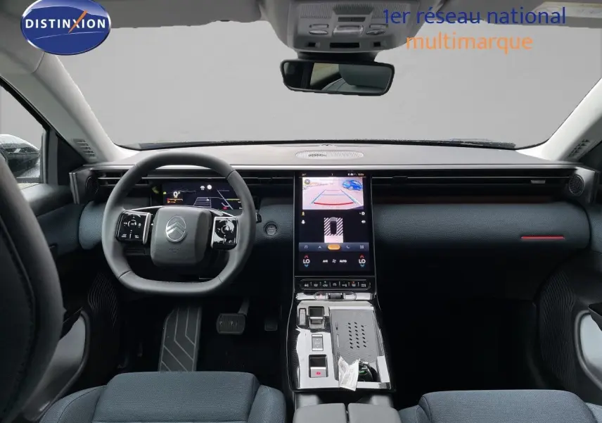 Vue intérieure frontale du Citroën C5 Aircross Hybrid gris platinium, avec tableau de bord numérique et écran tactile central.
