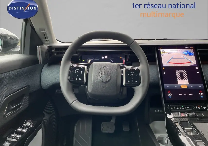 Intérieur Citroën C5 Aircross Hybrid 2026 vu de face, volant cuir gris et écran tactile affichant la caméra de recul.