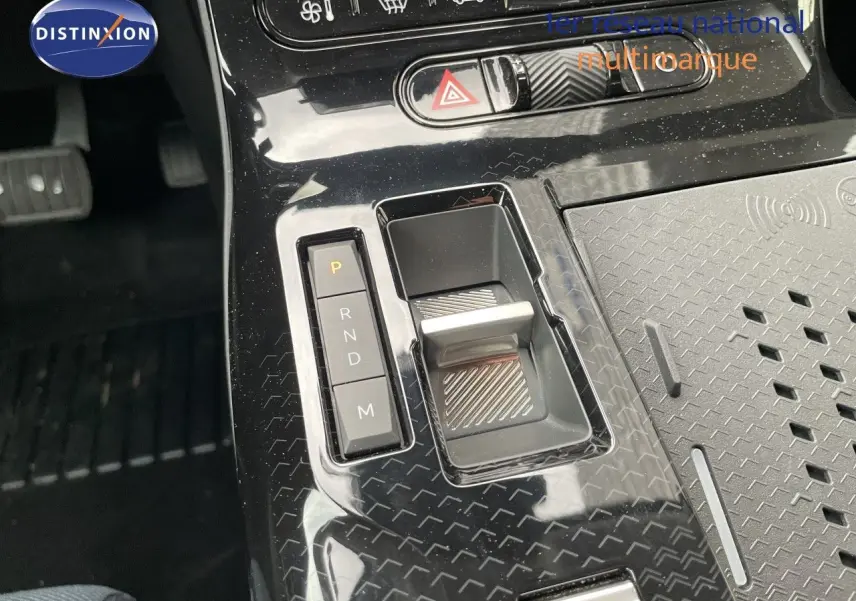 Gros plan sur la console centrale noire brillante du Citroën C5 Aircross Hybrid 2026 avec levier de boîte automatique et commandes de vitesses.