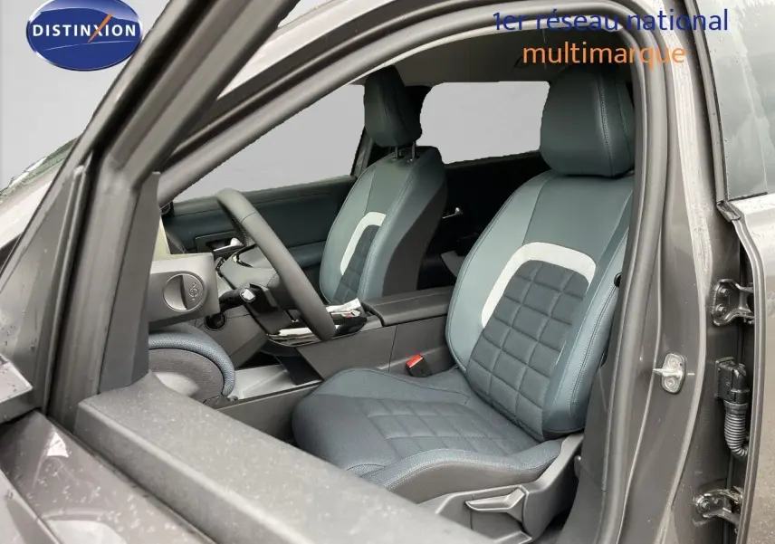 Vue intérieure côté conducteur du Citroën C5 Aircross Hybrid 145ch gris platinium, sièges bi-matière avec surpiqûres.