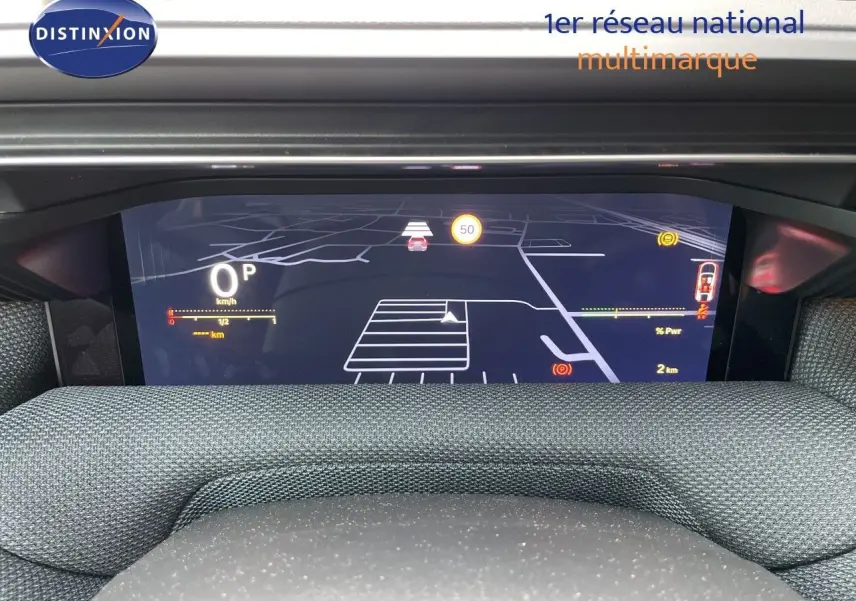 Affichage numérique du tableau de bord du Citroën C5 Aircross Hybrid 2026, vue frontale centrée sur l'écran de navigation.