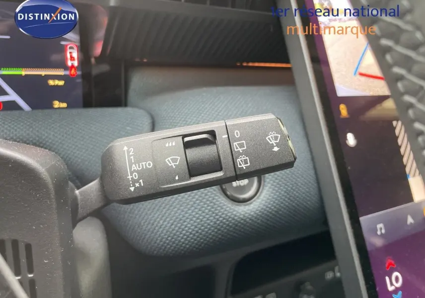 Gros plan sur la commande des essuie-glaces dans l’habitacle gris du Citroën C5 Aircross Hybrid 2026.