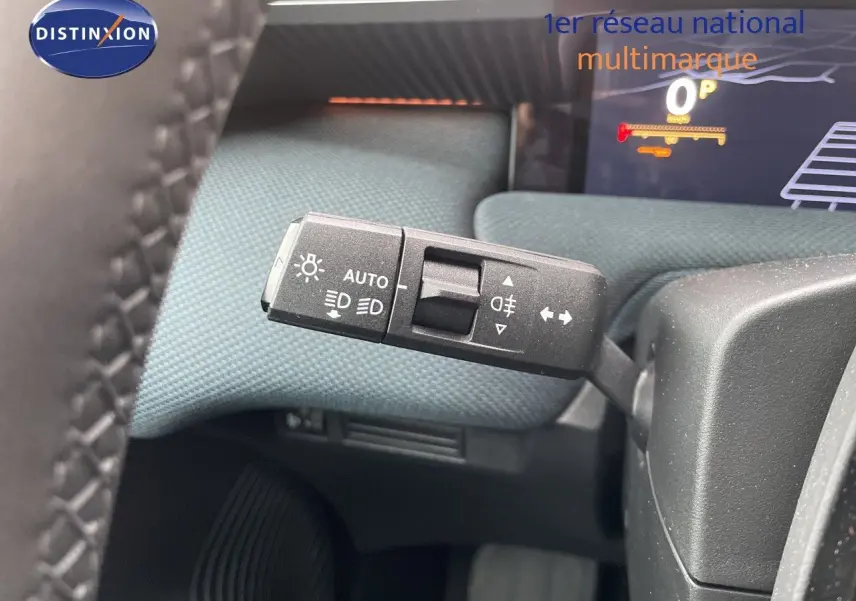 Gros plan sur la commande des phares et clignotants du Citroën C5 Aircross Hybrid, intérieur tissu gris.