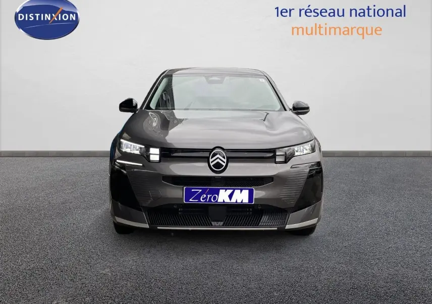 Vue frontale d'un Citroën C5 Aircross Hybrid 145ch BVA Plus gris platinium métal avec calandre et phares LED distinctifs.