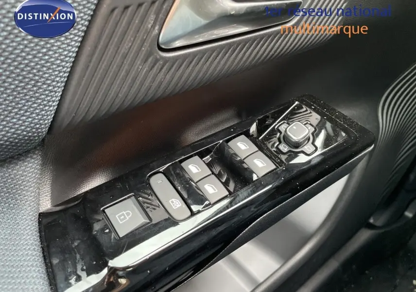 Gros plan sur les commandes de lève-vitres et rétroviseurs côté conducteur d’un Citroën C5 Aircross gris platinium.
