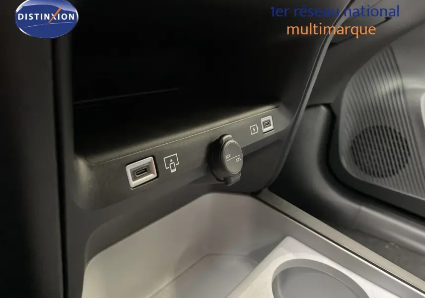 Prise USB-C, prise 12V et port USB dans l'habitacle noir du Citroën C5 Aircross Hybrid 2026, côté passager.