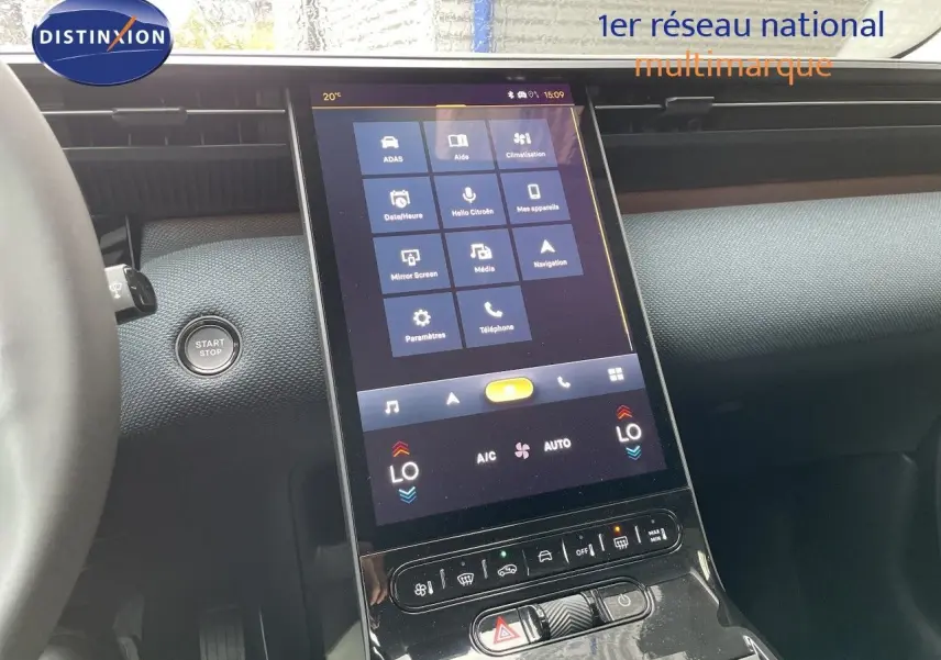 Vue intérieure centrée sur l'écran tactile vertical du tableau de bord du Citroën C5 Aircross gris platinium 2026.