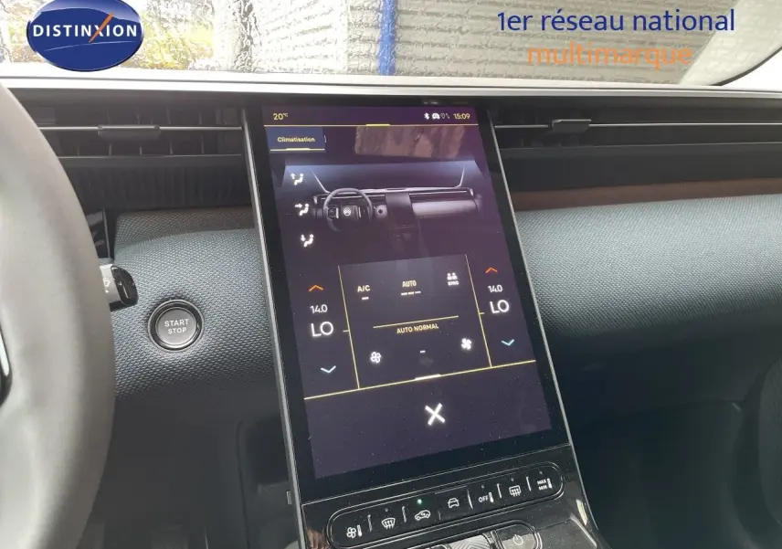 Intérieur du Citroën C5 Aircross Hybrid 2026 montrant l'écran tactile central vertical et le bouton start/stop sur tableau de bord gris.