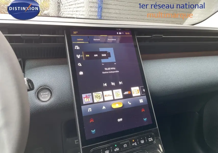 Vue rapprochée de la console centrale tactile du Citroën C5 Aircross gris platinium, avec bouton start/stop visible.