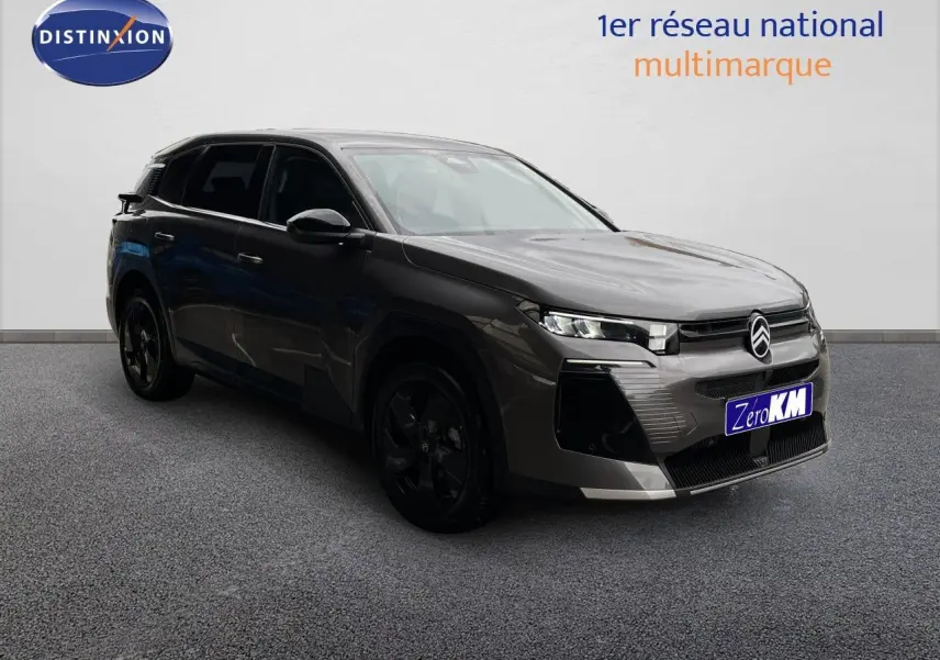 Citroën C5 Aircross Hybrid gris platinium métal en 3/4 avant droit, avec jantes noires et calandre distinctive.