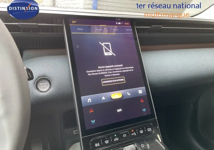 Vue rapprochée de la console centrale tactile verticale du Citroën C5 Aircross Hybrid gris platinium, avec bouton Start/Stop visible à gauche.