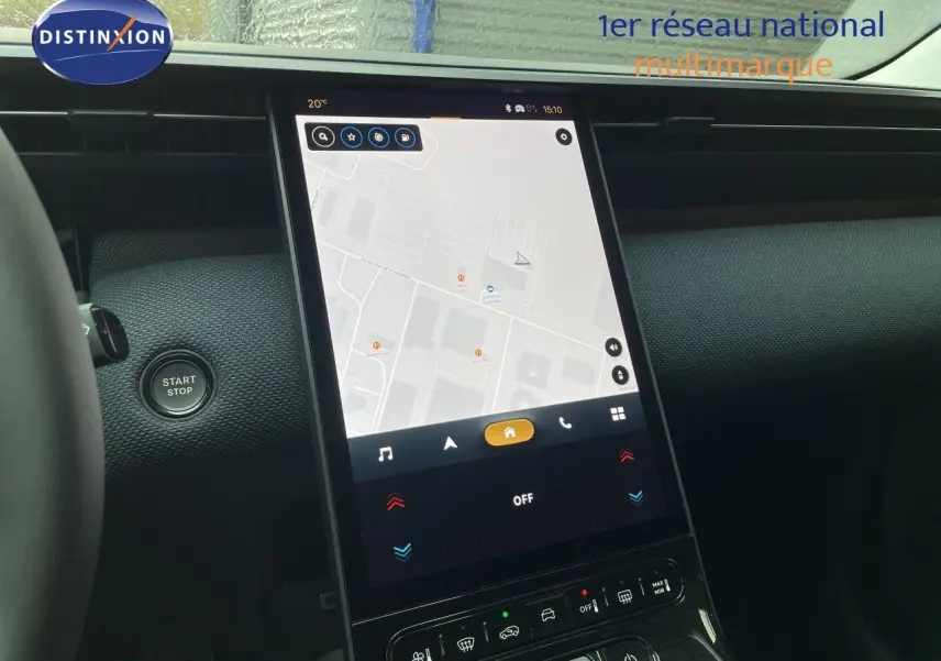 Vue rapprochée de la console centrale tactile du Citroën C5 Aircross Hybrid 2026, avec écran de navigation allumé.