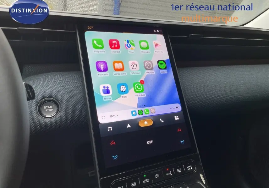 Vue rapprochée de la console centrale tactile du Citroën C5 Aircross Hybrid 2026, avec écran vertical et bouton start/stop.