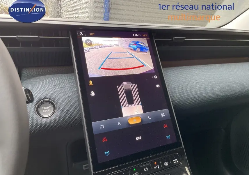 Écran central tactile du tableau de bord du Citroën C5 Aircross gris platinium, affichant la caméra de recul.
