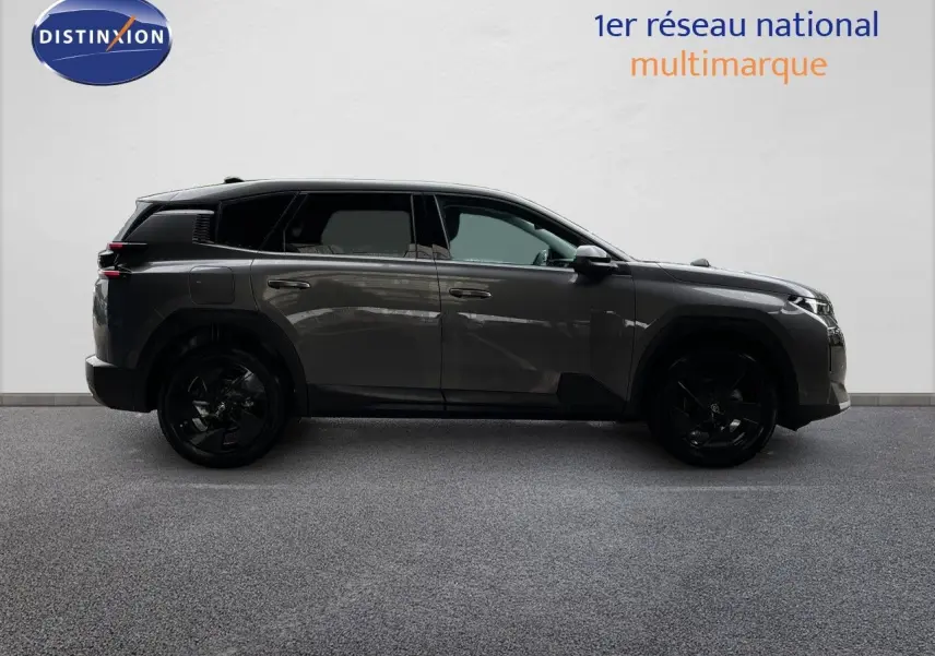 Profil côté gauche du Citroën C5 Aircross Hybrid gris platinium métal avec jantes noires et lignes modernes.