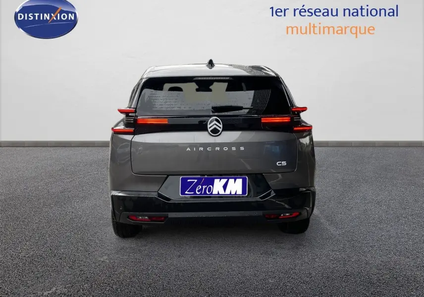 Vue arrière d'un Citroën C5 Aircross gris platinium métallisé avec feux LED horizontaux allumés.