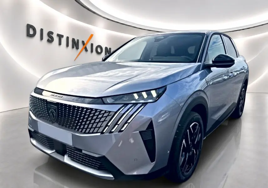 Peugeot 3008 gris Artense vue 3/4 avant droit, avec calandre distinctive et phares LED marqués.