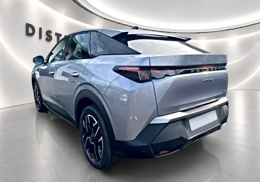 Vue 3/4 arrière droite du Peugeot 3008 gris artense avec feux arrière LED et jantes alliage noires.