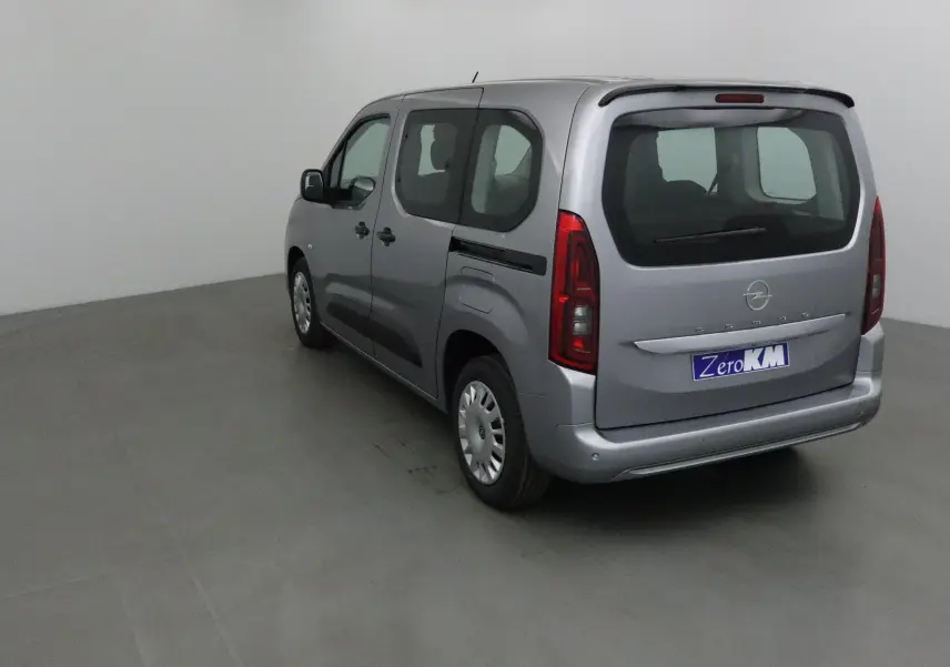 Opel Combo Life gris Artense vu en 3/4 arrière droit avec becquet et vitres teintées arrière.