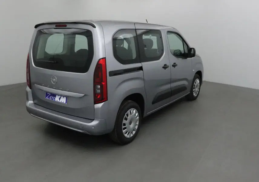 Vue 3/4 arrière droite d'un Opel Combo Life gris Artense avec becquet arrière et vitres teintées.