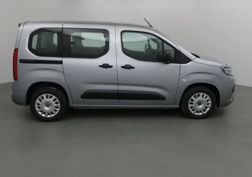 Profil côté gauche d'un Opel Combo Life gris Artense avec portes coulissantes et jantes acier en studio.