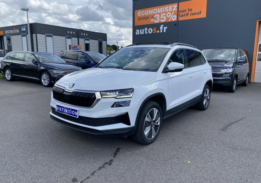 SKODA KAROQ blanc moon métallisé en 3/4 avant droit, avec toit ouvrant panoramique et jantes alliage 17 pouces.