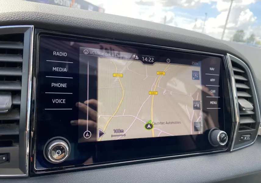 Écran tactile du système de navigation Amundsen 8'' du Skoda Karoq 2022 affichant une carte routière.