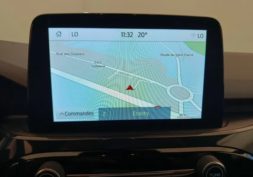 Écran tactile central du Ford Kuga 2024 affichant la navigation avec carte et indications de route.