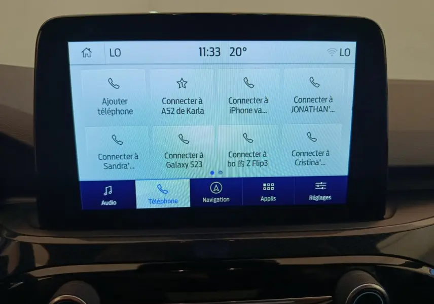 Écran tactile central du Ford Kuga 2024 affichant le menu de connexion téléphonique dans un intérieur gris clair.
