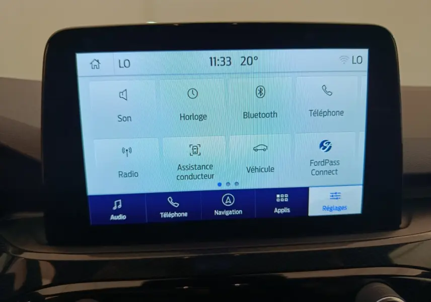 Écran tactile central du Ford Kuga 2024 affichant les réglages audio, téléphone, navigation et assistance conducteur.