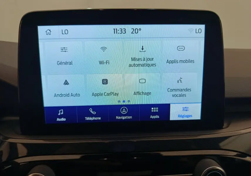 Écran tactile central du Ford Kuga 2024 affichant les réglages Wi-Fi, Apple CarPlay et commandes vocales.