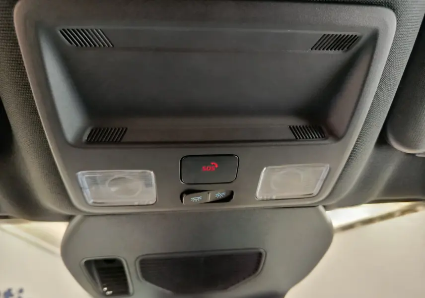Vue intérieure du plafonnier avec bouton SOS rouge et éclairages, Ford Kuga gris clair 2024.