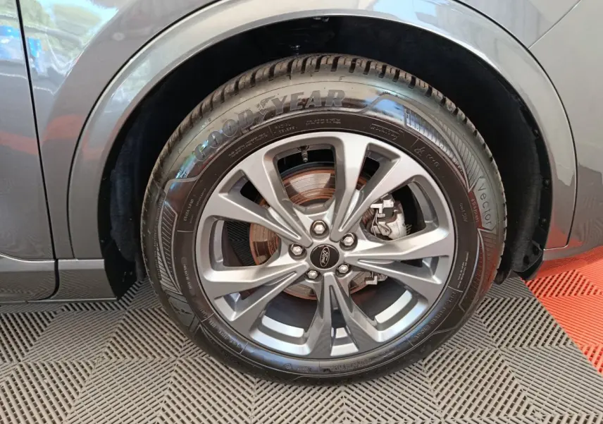 Gros plan sur la roue avant gauche grise du Ford Kuga 2024 avec jante alliage et pneu Goodyear visible