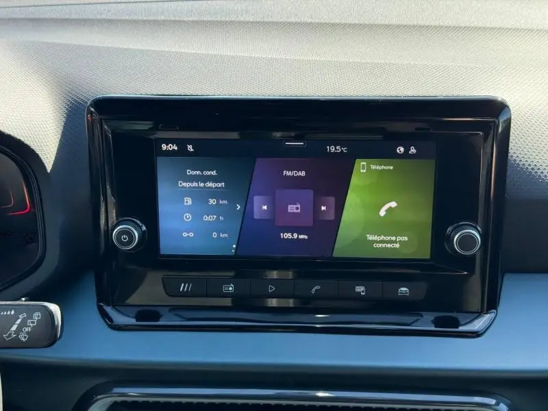 Écran tactile central noir affichant radio FM/DAB et téléphone, tableau de bord intérieur SEAT Arona 2025.