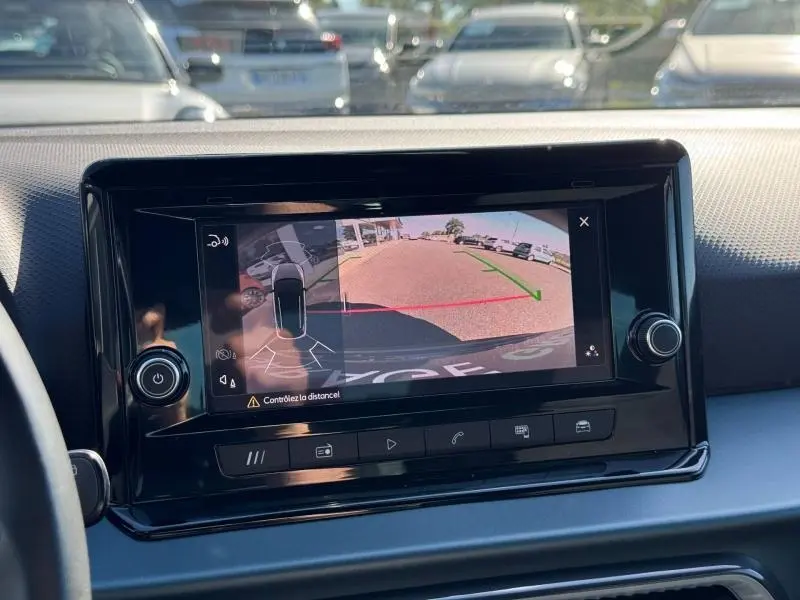 Écran tactile intérieur montrant la caméra de recul du SEAT Arona noir, vue de face du tableau de bord.