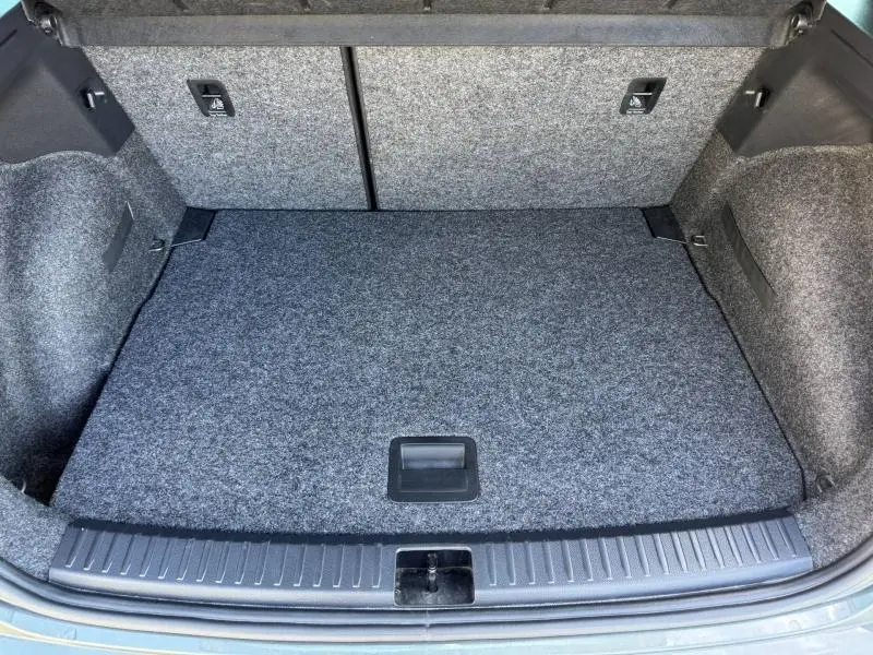 Vue plongeante sur le coffre spacieux et tapissé de tissu gris du SEAT Arona noir 2025, version Xperience DSG7.