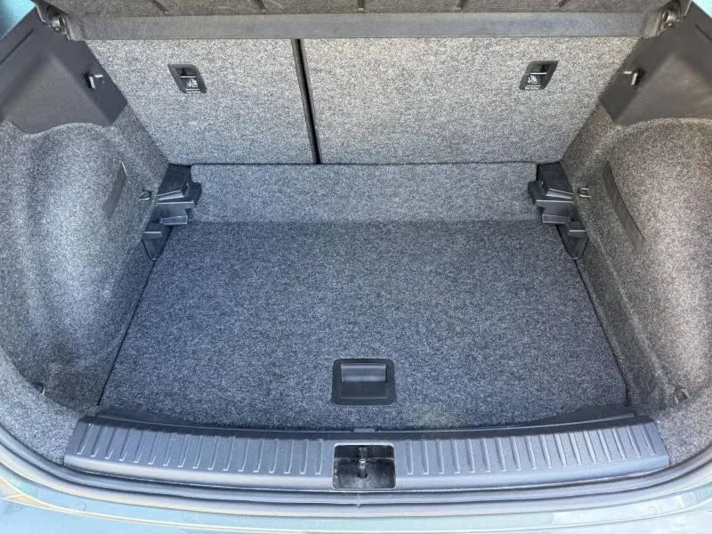 Vue plongeante sur le coffre spacieux et tapissé de tissu gris du SEAT Arona noir 2025, version Xperience.