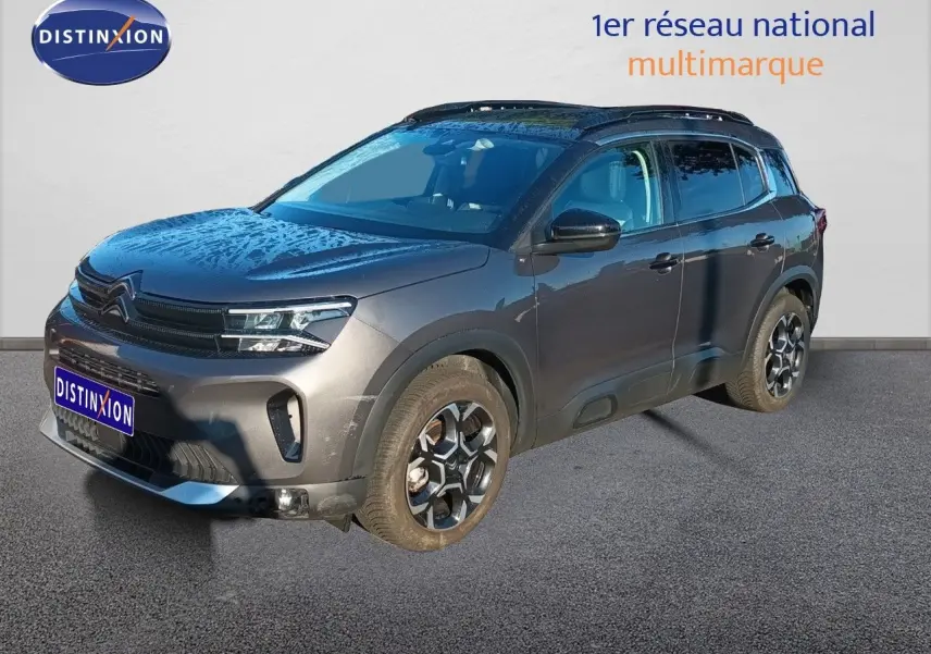 Citroën C5 Aircross gris platinium métal en 3/4 avant droit avec jantes noires et toit noir contrasté.
