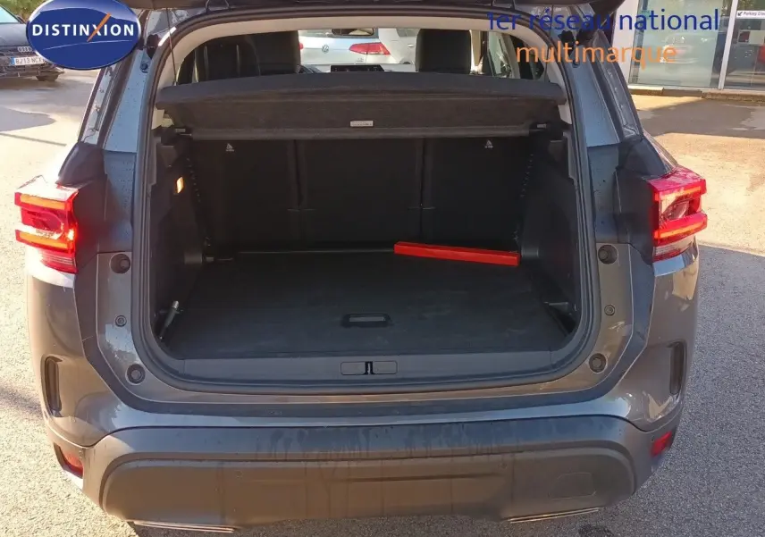Vue arrière ouverte du Citroën C5 Aircross gris platinium métal, coffre spacieux avec cache-bagages déployé.