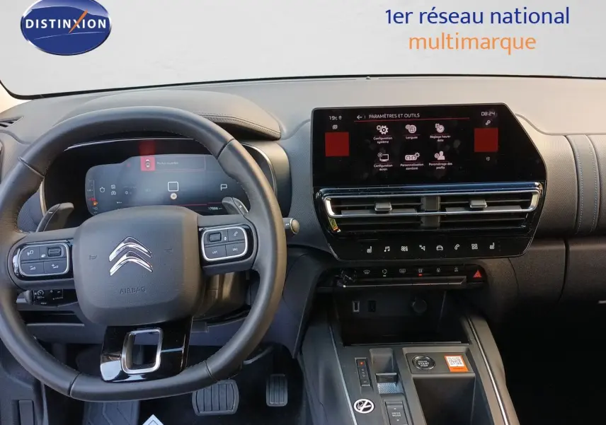 Vue intérieure du poste de conduite du Citroën C5 Aircross gris platinium, avec volant multifonction et écran tactile central.