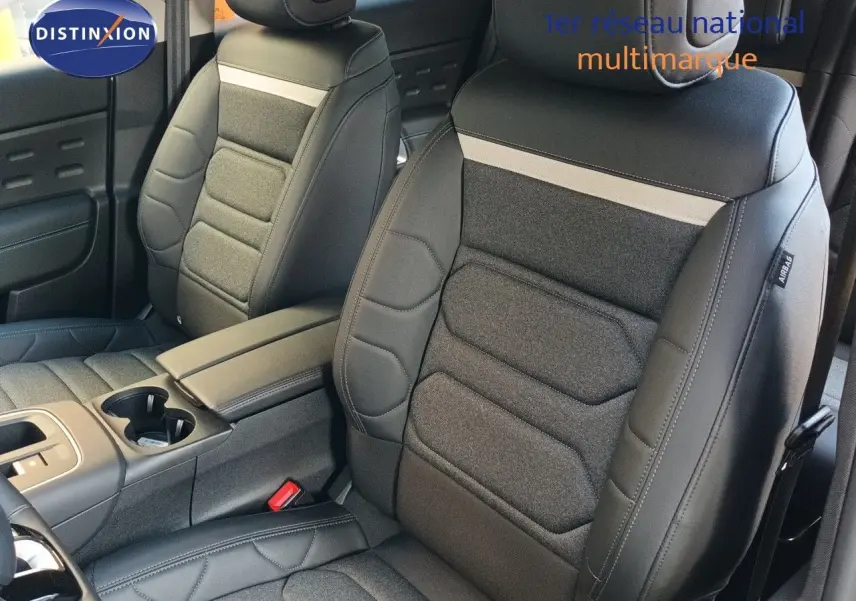 Vue rapprochée des sièges avant en tissu et cuir noir du Citroën C5 Aircross 2025, intérieur moderne et soigné.