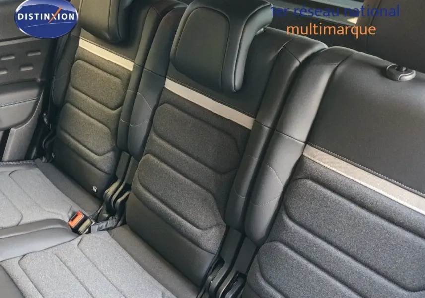 Vue rapprochée des sièges arrière en tissu et cuir noir du Citroën C5 Aircross 2025 gris platinium métal.
